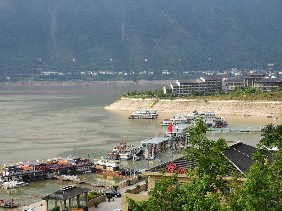 巫山县乌江边的游客码头旅游集散中心.