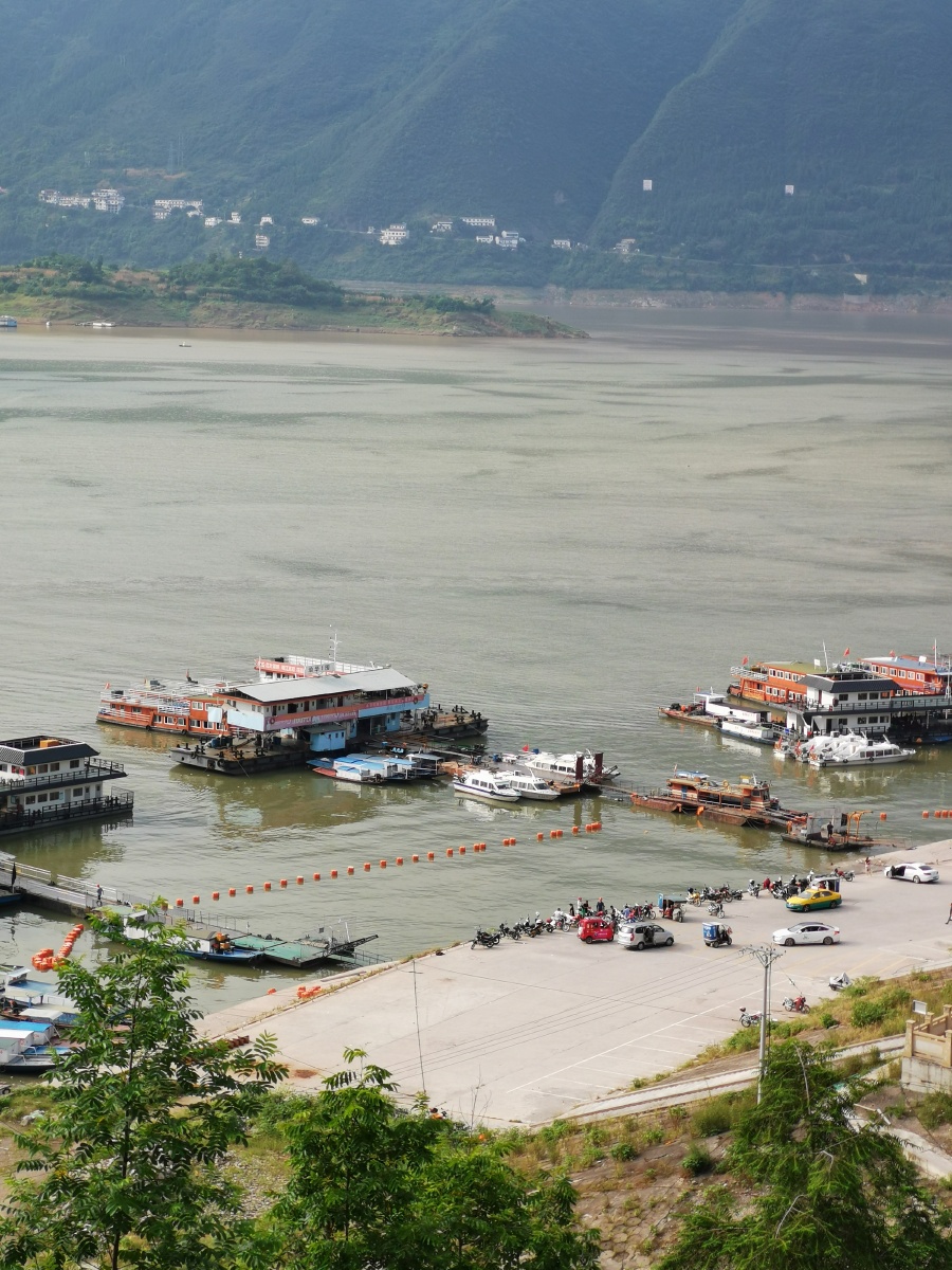 巫山县乌江边的游客码头旅游集散中心.