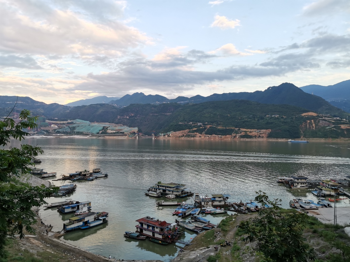 巫山县乌江边的游客码头旅游集散中心