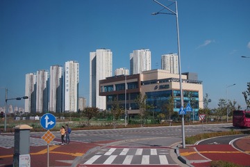 153561