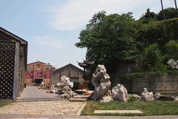 154032