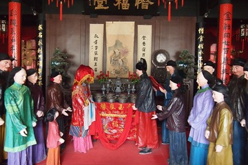 152003