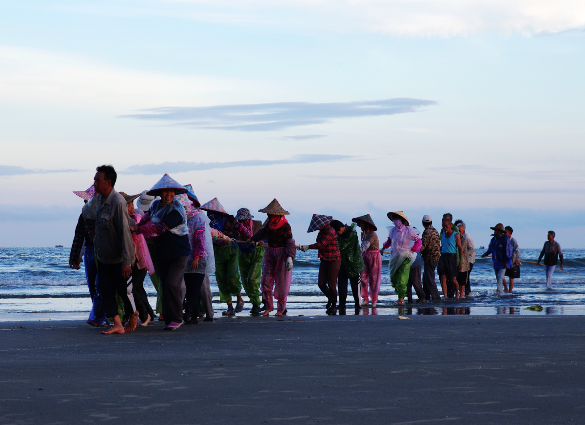 现代版的纤夫他们辛勤的劳作从容安逸的神态汇成一道美丽的画卷