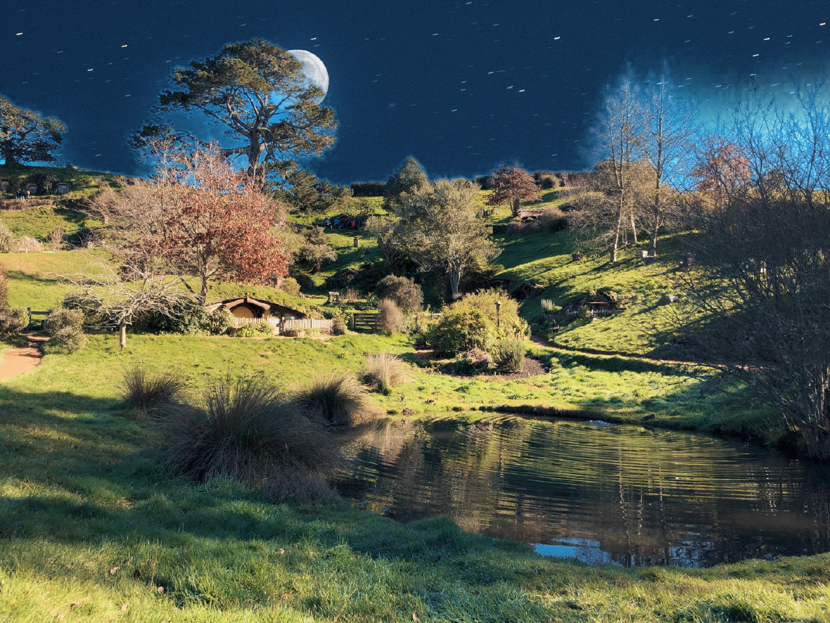 霍比特人村夜景,月光洒在地上.