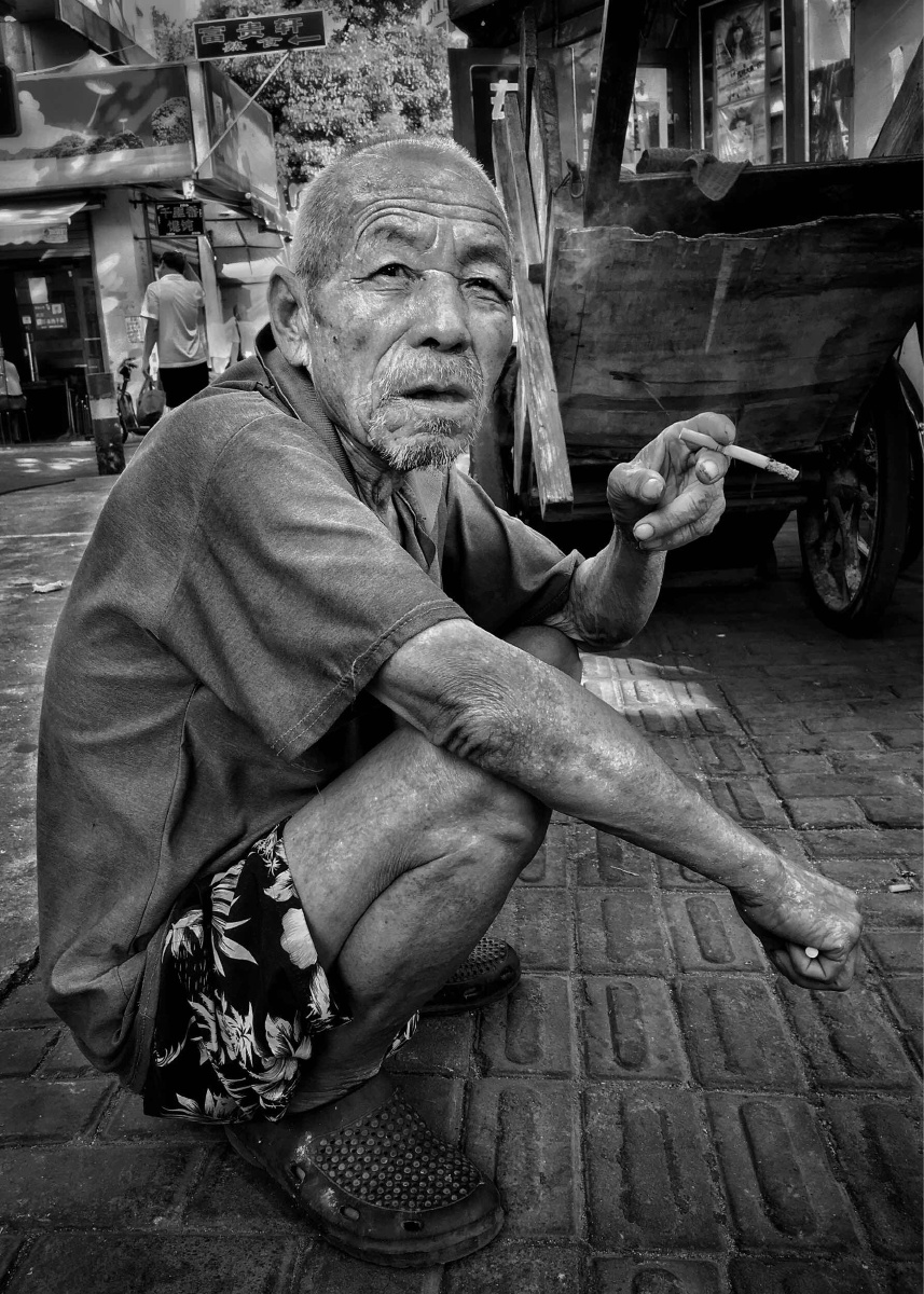 拉板车的老人