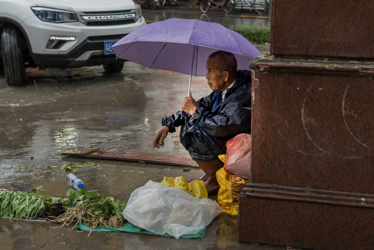 雨中卖菜人