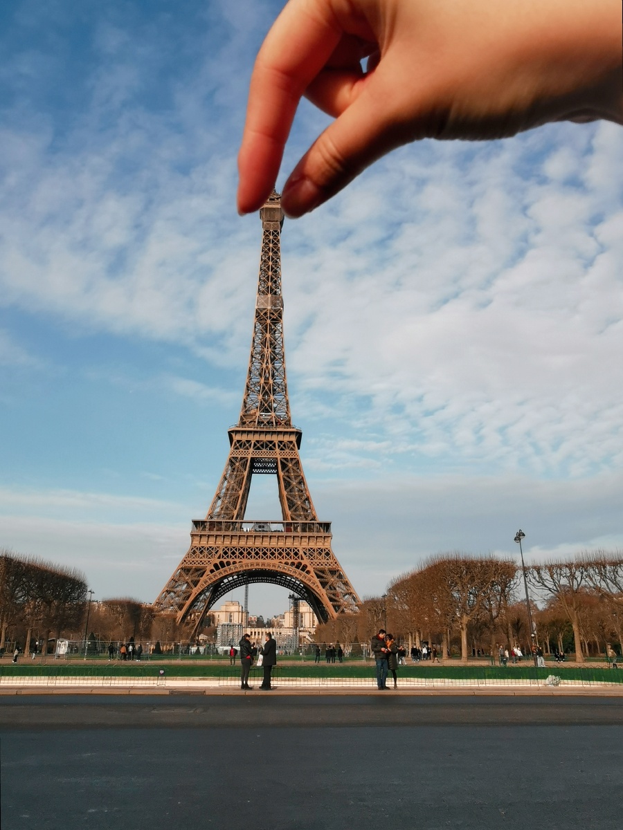 只手拿起埃菲尔铁塔