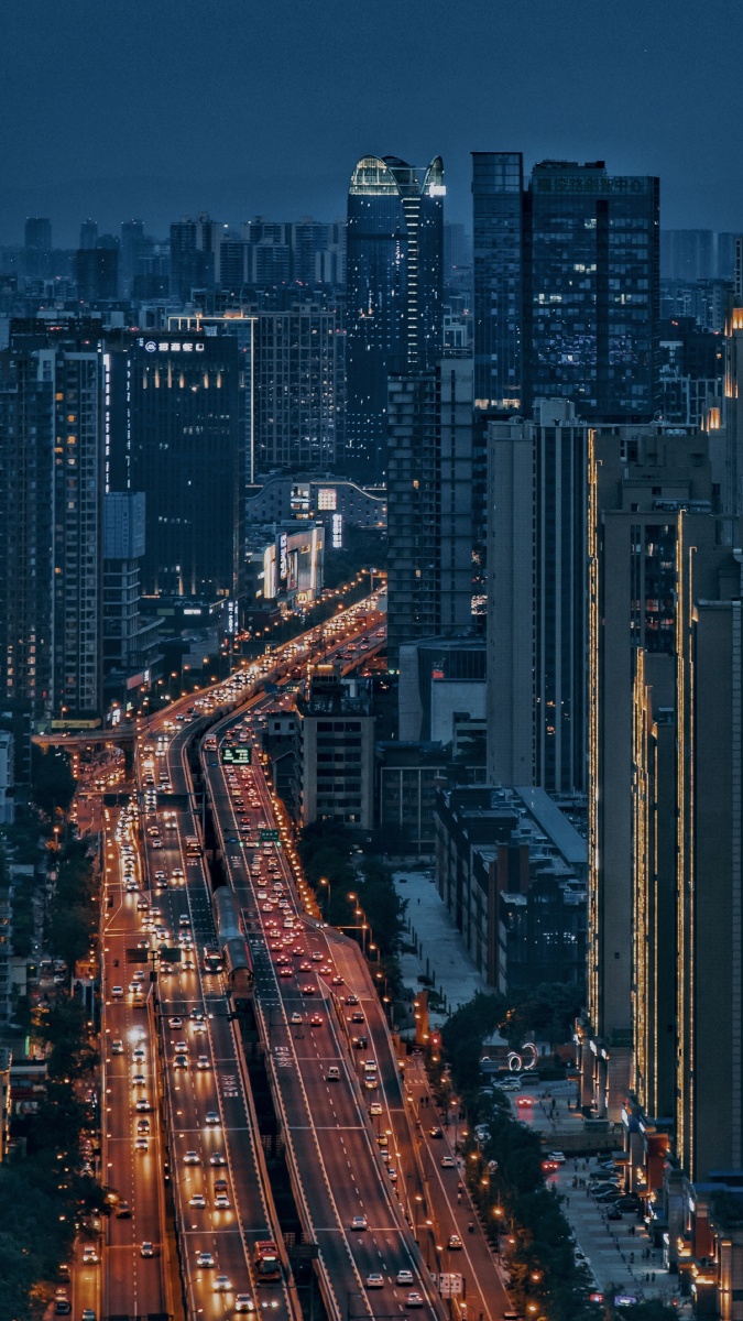 置身繁华都市,车水马龙的水泥森林总能引发思考,生活充满苦辣酸甜,人