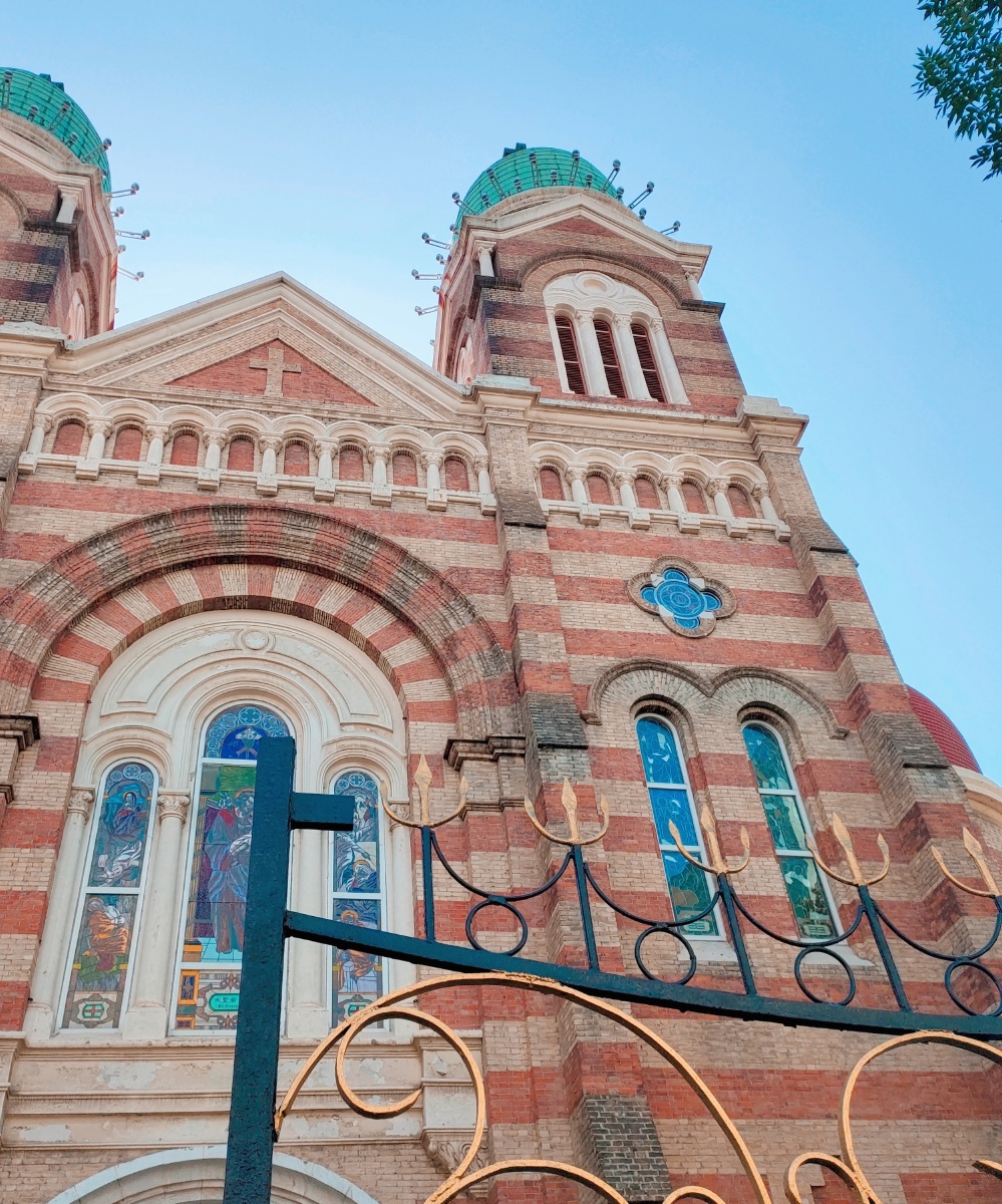 天津-西开教堂全称天主教西开总堂,位于天津和平区滨江道独山路,是