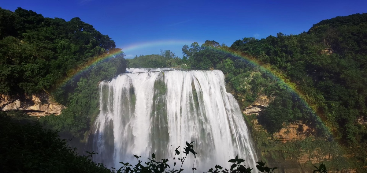 来欣赏黄果树瀑布白赚了一条彩虹桥笑脸眼看着从那么一点点的五彩缤纷
