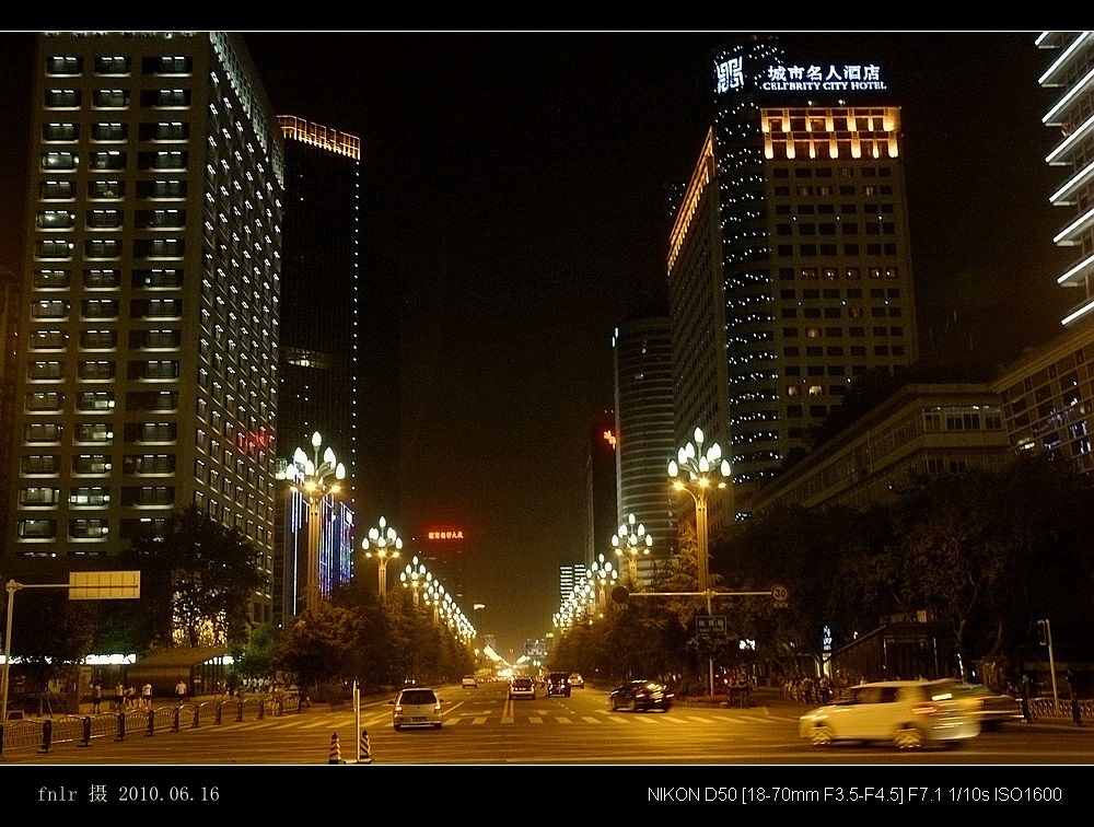 RNTF-02天府大道人民南路夜色:西侧是城市名人酒店,东侧是成都电力公司大楼。