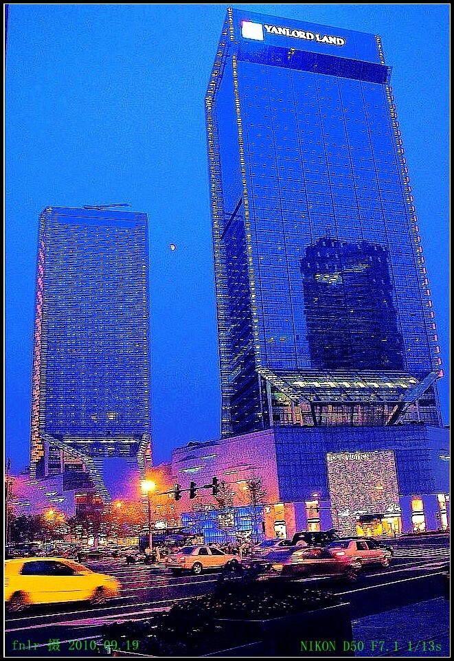 RNTF-10路易-威登双塔楼:新建的路易-威登双塔楼位于人民南路二段和新光华街东南口,新光华街南。