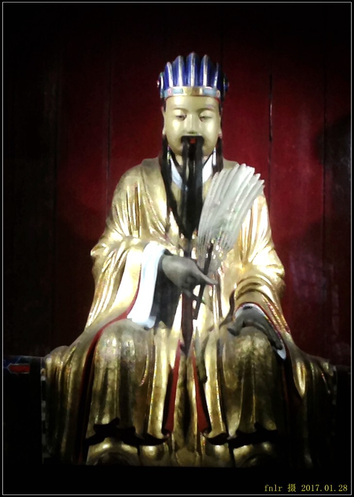 CDMH-20蜀汉丞相诸葛亮:诸葛亮(181-234年),字孔明,号卧龙(也作伏龙),徐州琅琊阳都人,三国时期蜀汉丞相,杰出的政治家、军事家、散文家、书法家、发明家。在世时被封为武乡侯,死后追谥忠武侯。其散文代表作有《出师表》、《诫子书》等。曾发明木牛流马、孔明灯等,并改造连弩,叫做诸葛连弩,可一弩十矢俱发。于建兴十二年(234年)在五丈原(今宝鸡岐山)逝世。诸葛亮一生鞠躬尽瘁、死而后已,是中国传统文化中忠臣与智者的代表人物。