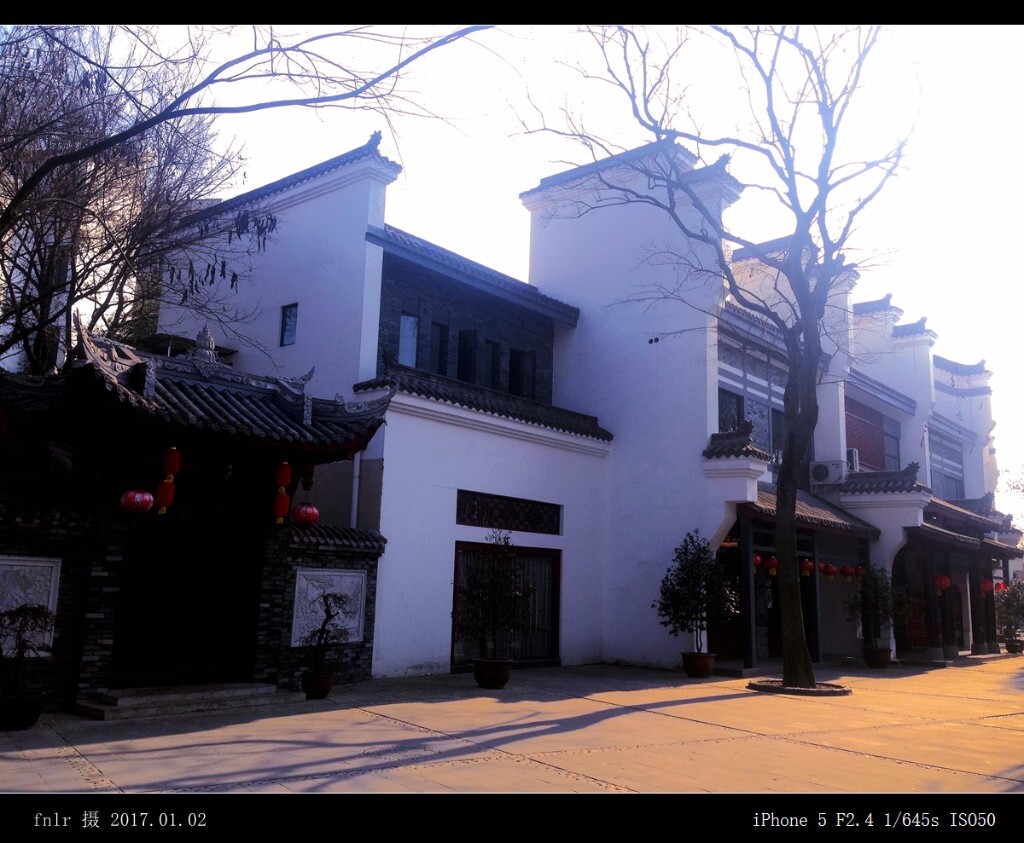PSDY-53柏条河畔尚水饭店:堰桥下游河东岸的现代尚水饭店,可接待会议和旅行团食宿,散客也可在此餐饮和河畔喝茶。