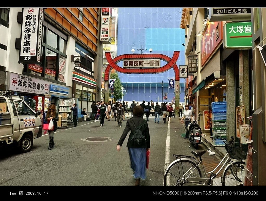 RBdj-65东京新宿歌舞伎町一番街：新宿SUMITOMO被称为东京的副中心，位于市区西南部，是23区同近郊及邻县相连的交通要道。歌舞伎町是新宿著名的娱乐区，以“酷马剧场”为中心有各种娱乐饮食场所约2500家。