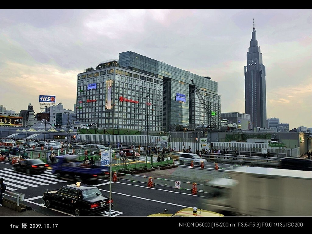 RBdj-77新宿駅广场和钟楼:地面上建筑林立，地下也是热闹非凡。“西口地下街”、“小田急地下街”都是重要的购物区。