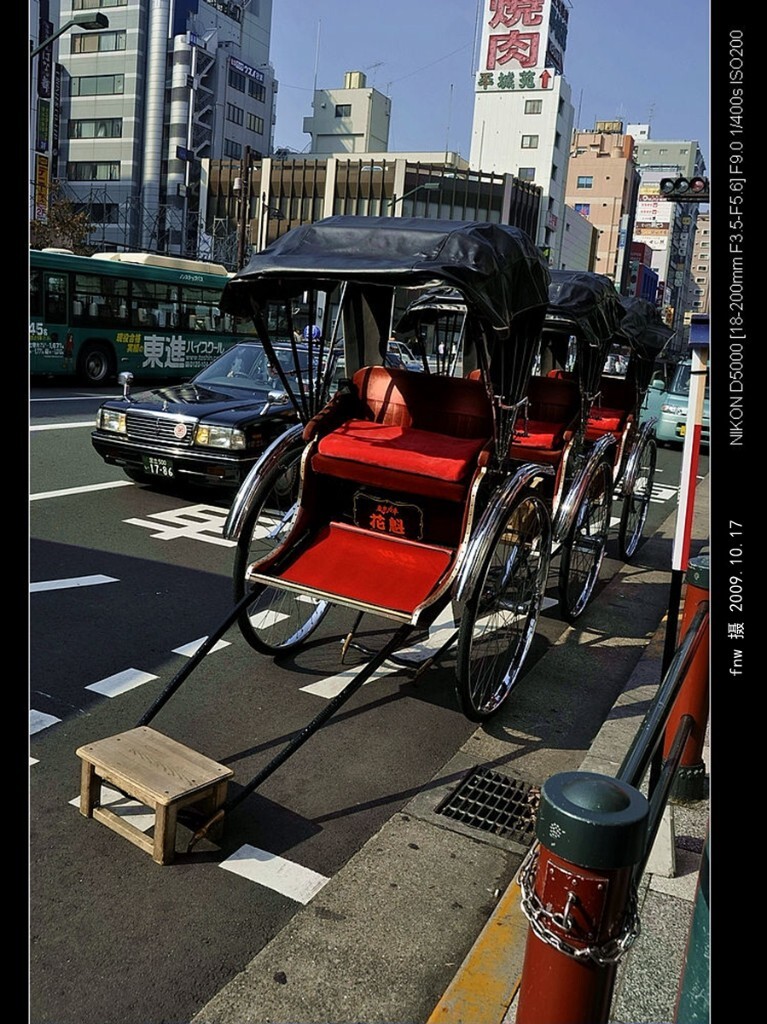RBdj-80人力车、小轿车和大巴并行