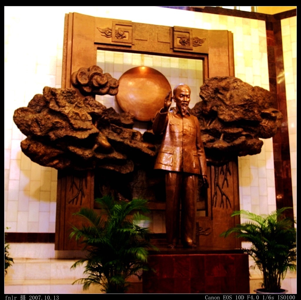 YNhn-06历史博物馆的胡志明塑像:胡志明是越南共产主义革命家,曾担任越南劳动党主席,越南民主共和国主席和越南政府总理。1945年领导八月革命成功,并于同年9月2日于河内巴亭广场发表《独立宣言》,宣告越南民主共和国成立。