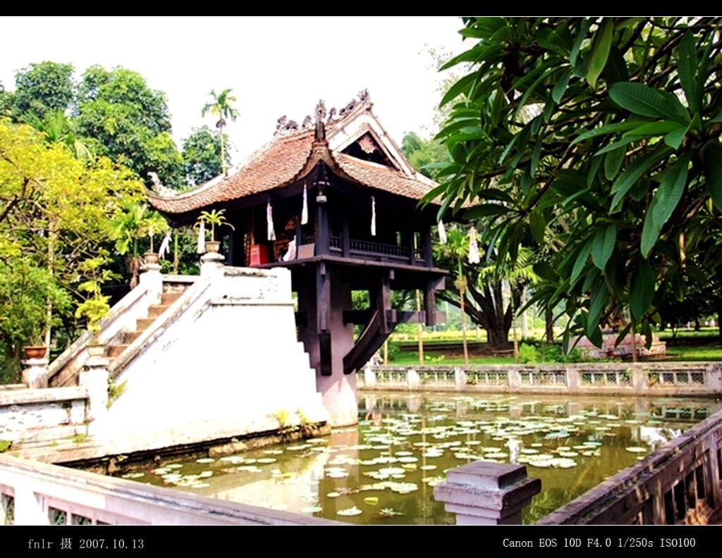 YNhn-29河内的独柱寺:独柱寺是越南独具一格的古迹之一,位于河内巴亭广场西南,因建在灵沼池中一根大石柱上而得名。原寺1954年法国撤军时被炸毁,仅存石柱。1955年在原址依原样重建。规模小于原建,但其艺术风格仍旧保留。