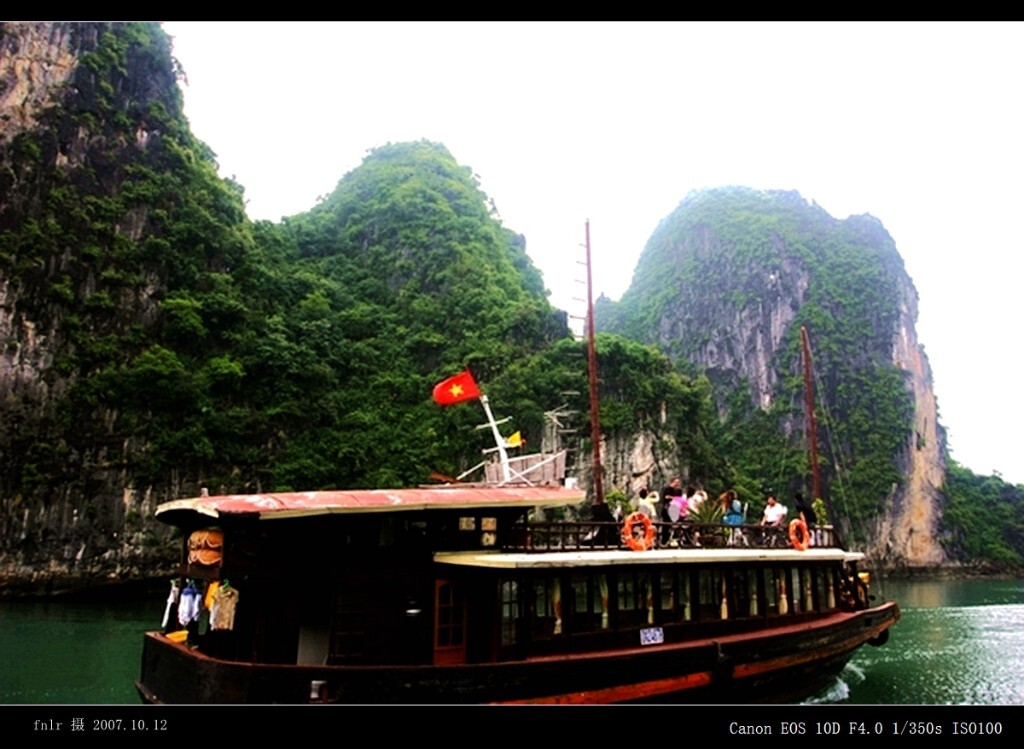 YNxlw-05乘船游览下龙湾:风景区共分为东、西、南3个小湾。1994年,联合国教科文组织将下龙湾作为自然遗产,2011年11月12日"世界新七大自然奇观"公布,下龙湾榜上有名。