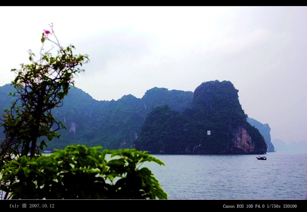 YNxlw-11海上桂林-下龙湾:因其景色酷似中国的桂林山水,因此被称为"海上桂林"。