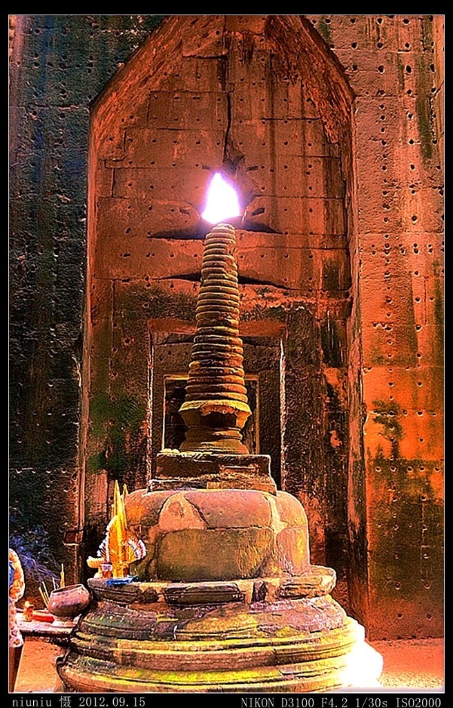 GMdbl-17塔布隆寺的烛光：塔普伦寺还有一个极为特殊的建物叫「敲心塔」，最初是特别为国王设立的建言室。特殊的椎状建筑设计使两旁回音大，中间回音小。如果站在塔里背靠在墙上仰望天空，然后拍打自己的胸膛，整个塔内就会发出宏亮的回音。