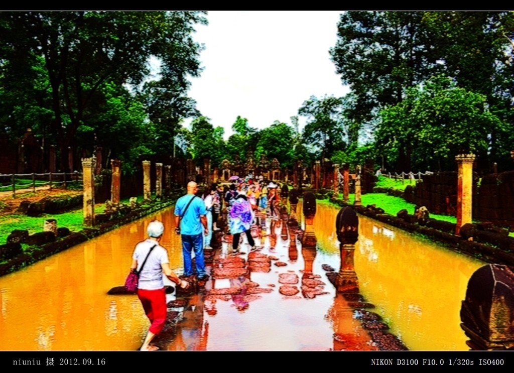 GMnwg-01雨后走进吴哥女王宫:班蒂斯蕾(Banteay Srei),又叫"女王宫"(即"女人的城堡"之意),位于柬埔寨暹粒省,距吴哥城约25公里,是柬埔寨三大圣庙之一,被誉为"吴哥古迹中的明珠"。