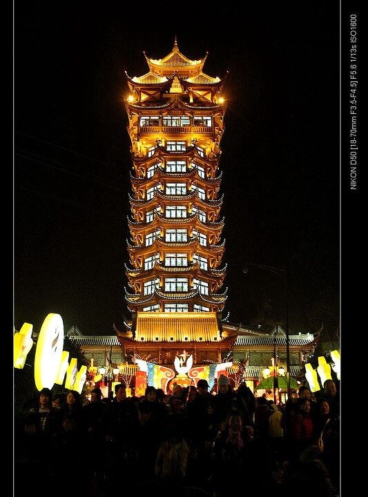 HDH-05塔子山九天楼<br />
唐代诗仙李白说:九天开出一成都,千门万户入画图。