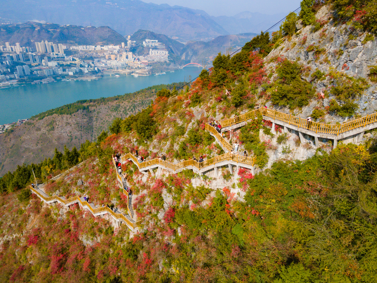 重庆巫山文峰观红叶漫山游客如织