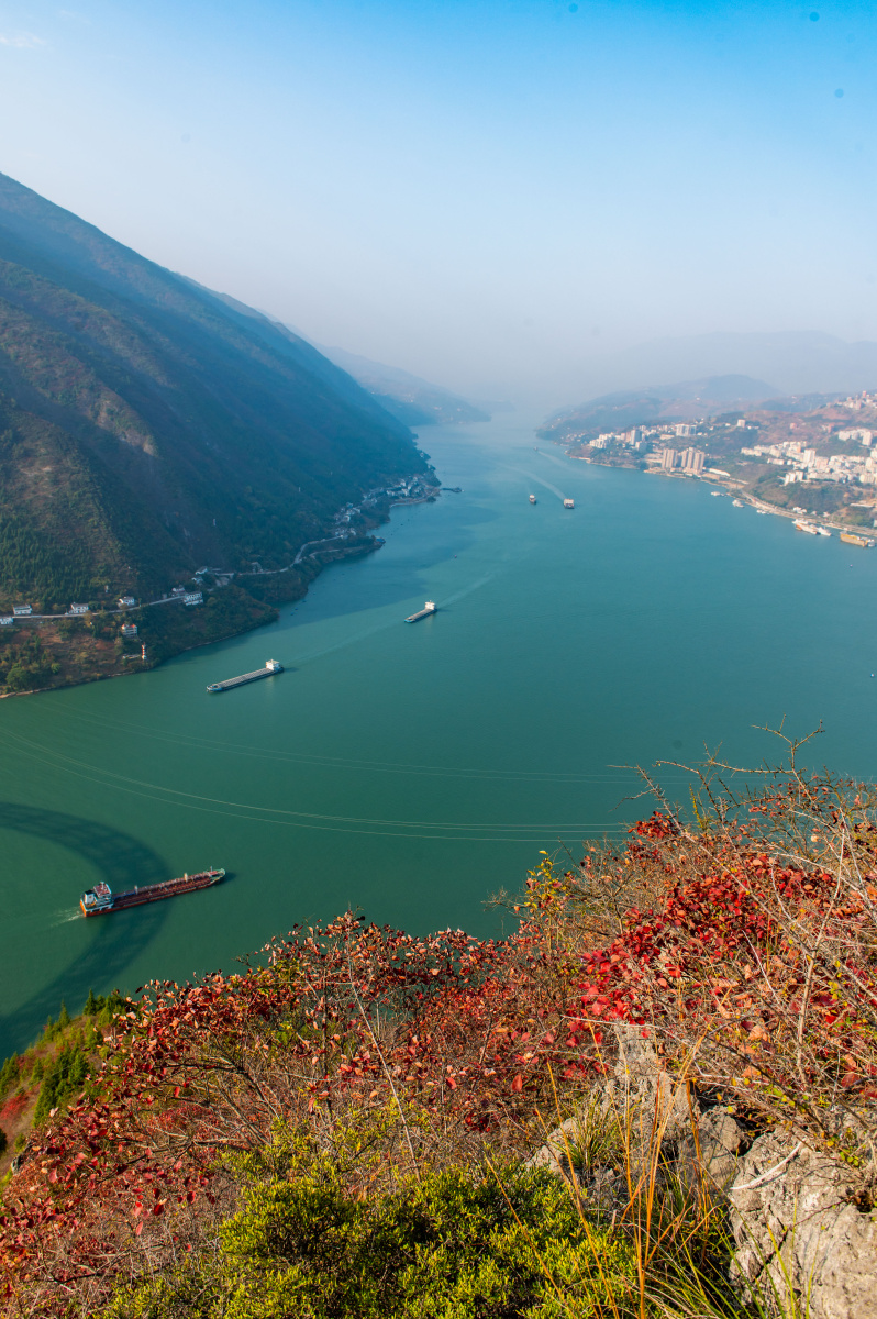 重庆巫山文峰观红叶漫山游客如织