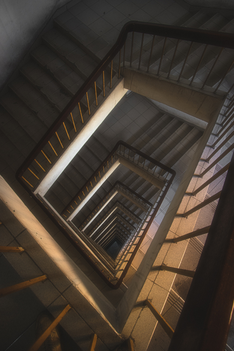 广州摄影陈旧大厦里的旋转楼梯光影旋梯