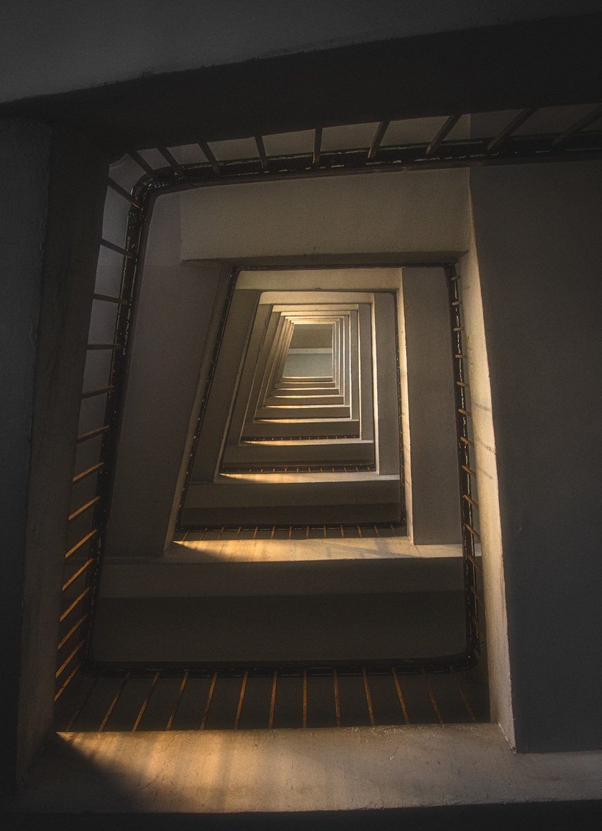 广州摄影陈旧大厦里的旋转楼梯光影旋梯