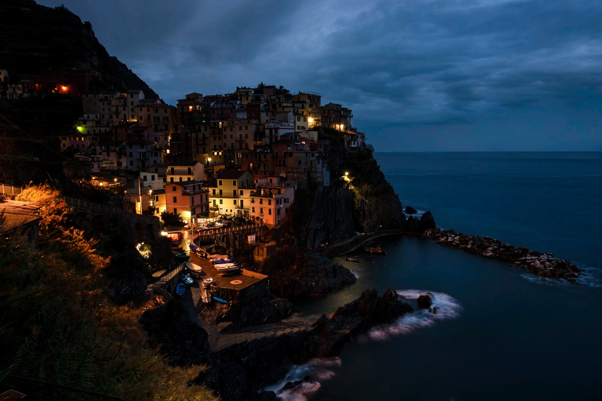 和托马斯一起修图吧意大利五渔村梦幻夜景后期练习