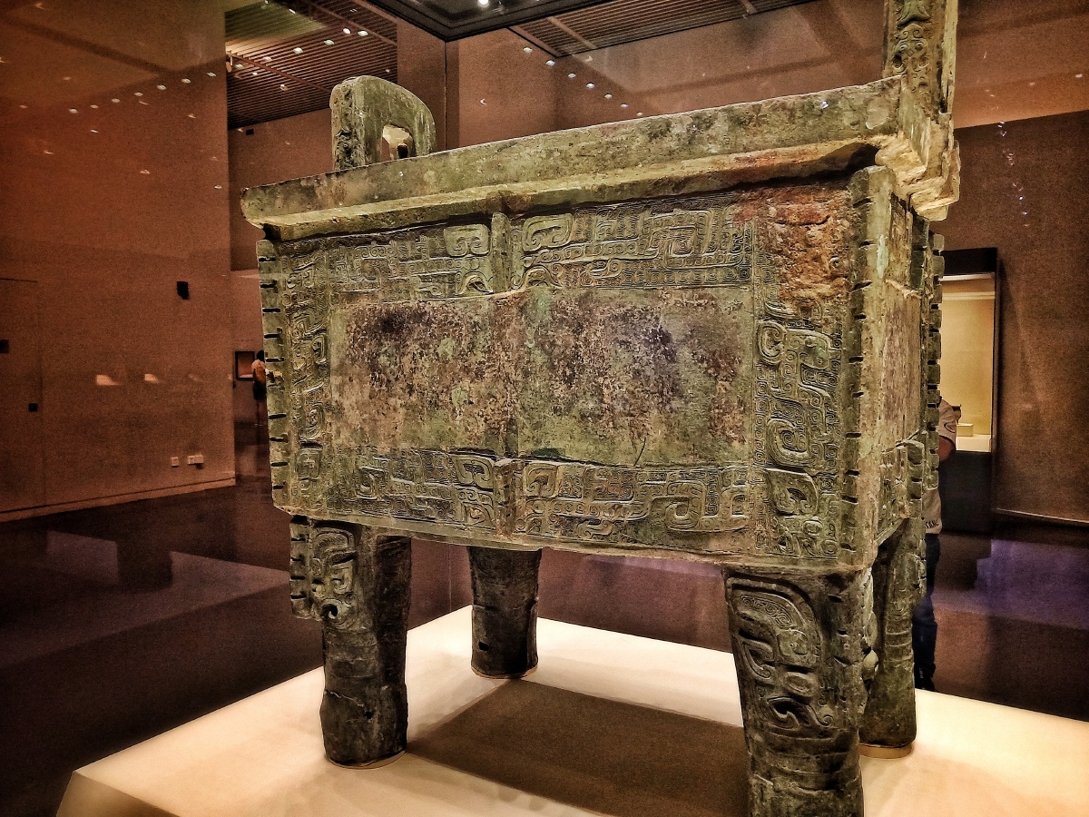 国家博物馆后母戊鼎错金犀牛傀儡戏铜镜