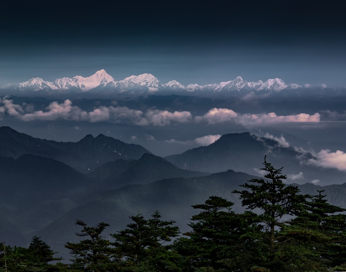 去年在峨眉山第一次看到贡嘎雪山当时由于距离很远原图很灰