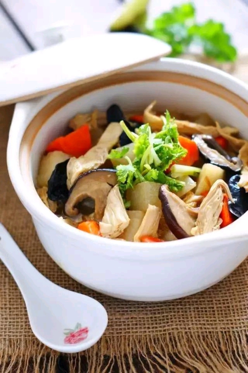 萝卜香菇腐竹煲 -材 料- 白萝卜250克,腐竹50克黑木耳适量,胡萝卜1/2