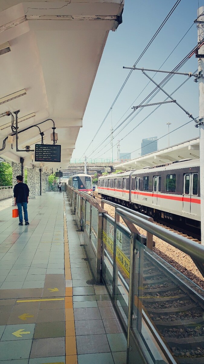 上海线外环路站地铁站台