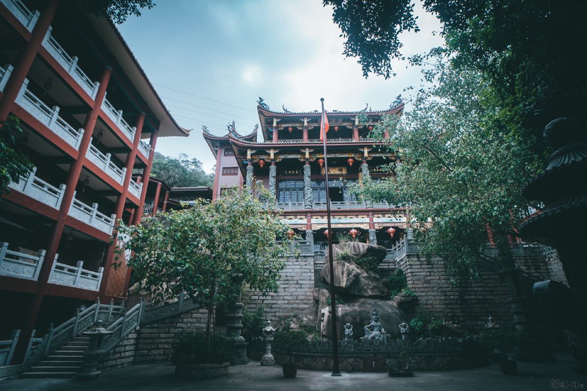 厦门碧山岩寺岩石上的秘境古刹隐藏在小区里的寺庙