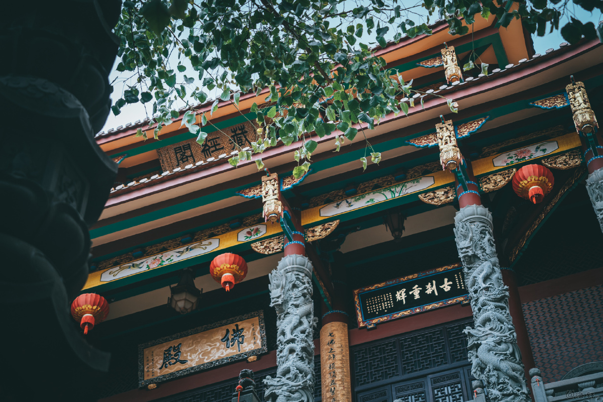 厦门碧山岩寺岩石上的秘境古刹隐藏在小区里的寺庙