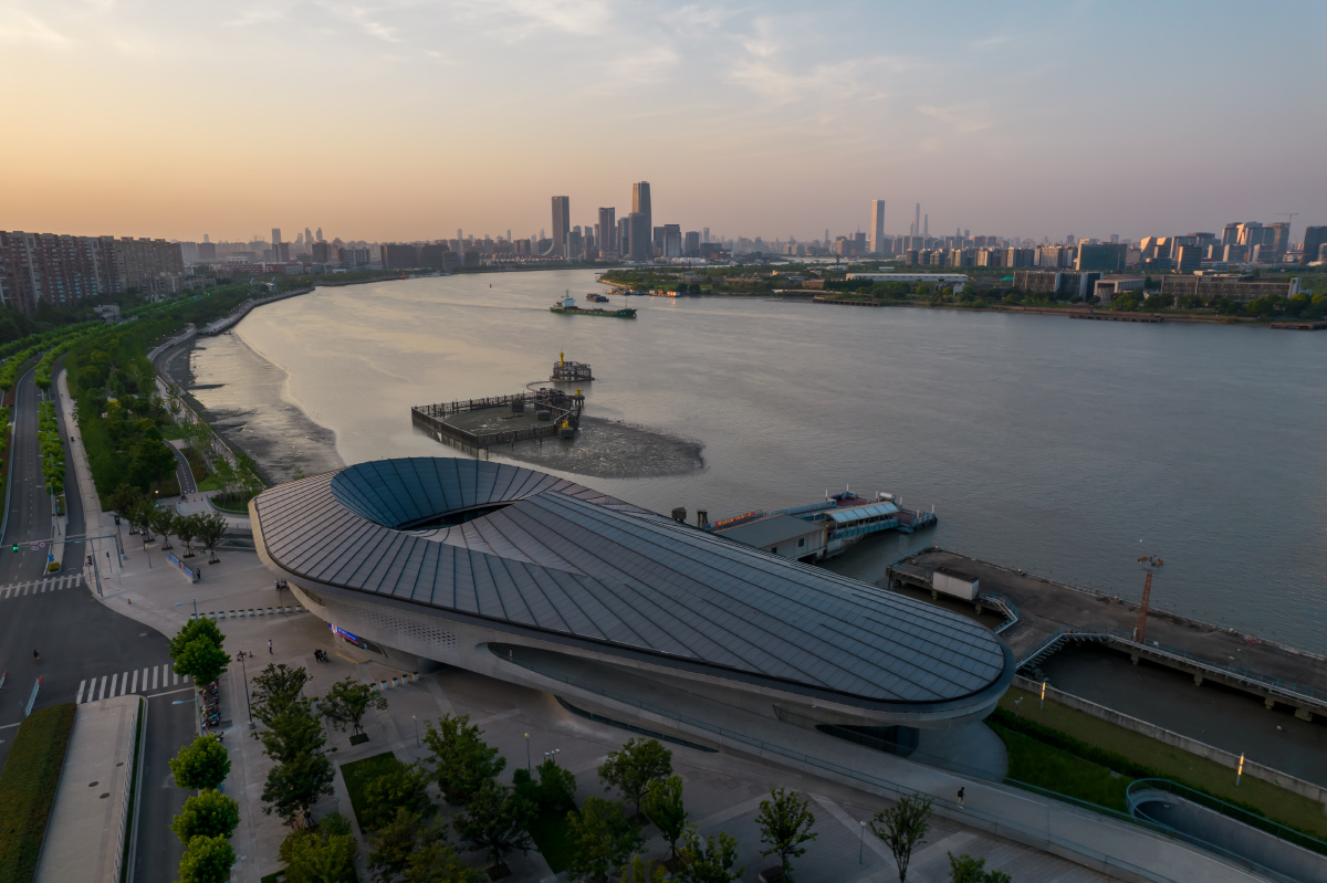 两岸工业遗存与现代建筑交辉相应,这座"飞船码头"正是感知上海这座