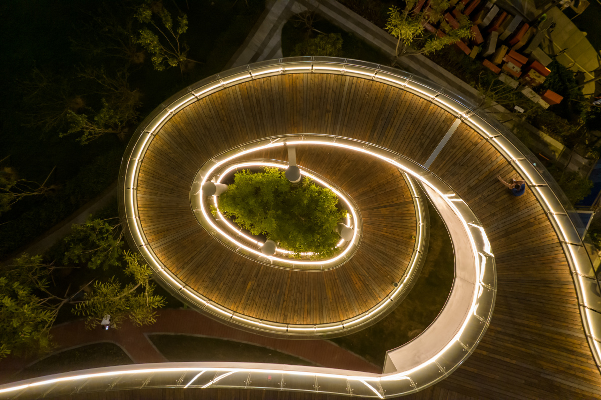 提前开放给游客171717花园的螺旋空中栈道形成有趣的纹理,一位