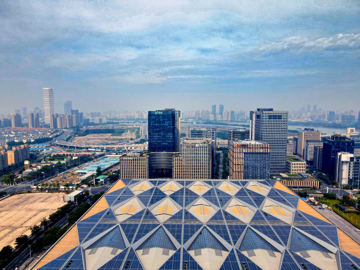 飞拍世博馆,边上一幢菱形屋顶建筑挺有意思!