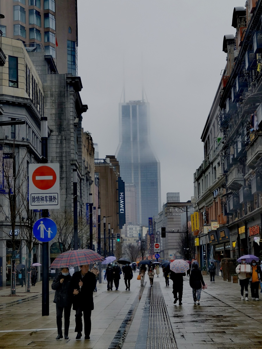 2月最后一个周末,小雨,南京路上依旧人来人往
