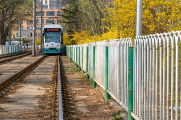 980025