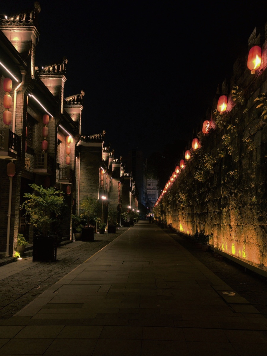 夜晚的桂林东西巷,原图好看还是加滤镜呢