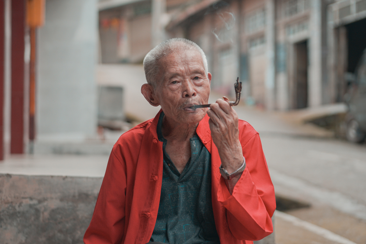 抽叶子烟的老人