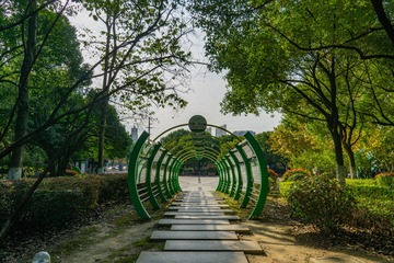 600746