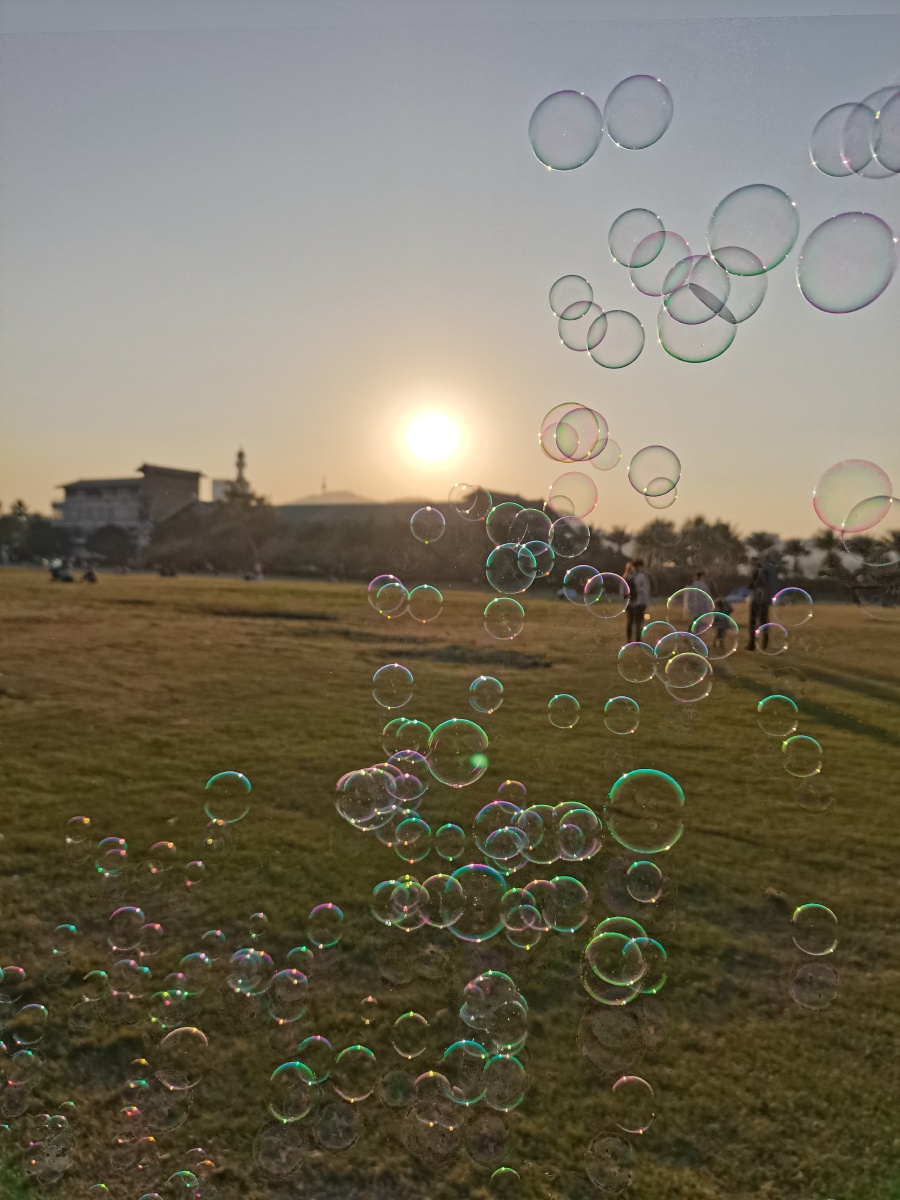 阳光下的泡沫是彩色的抛去悲伤生活与风景都很美丽啊