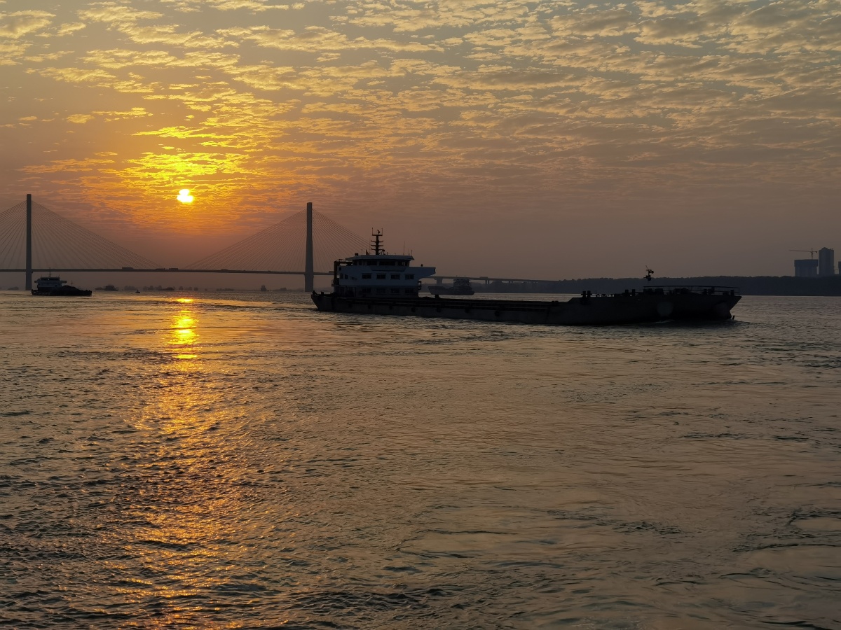 如果来安庆旅游一定要来长江边看一回日出安庆长江大桥来往的船只缓缓
