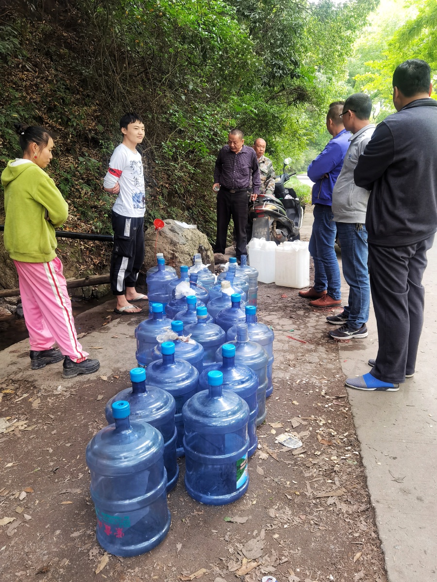 接山泉水的城里人